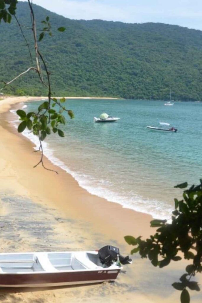 Praia escondida que vale a trilha