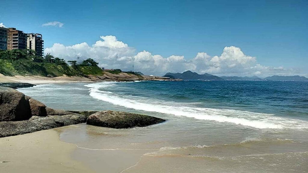 praias escondidas do Rio de Janeiro que parecem muito mais distantes do que realmente são