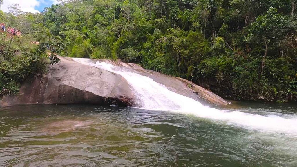 A cachoeira cercada por mata preservada que parece cenário de filme