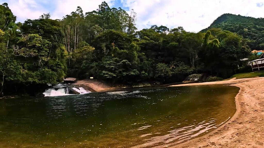 A cachoeira cristalina escondida entre montanhas que encanta quem descobre (Poço Feio – Lumiar)