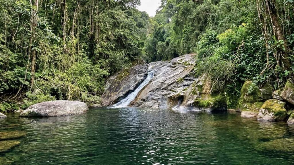 A cachoeira pouco conhecida que revela um dos cenários mais bonitos da região (Poço do Marimbondo – Visconde de Mauá)