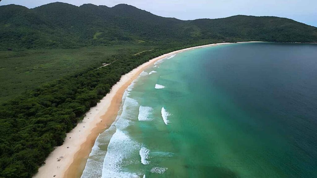 A praia de águas transparentes que faz qualquer visitante querer voltar (Praia de Lopes Mendes – Ilha Grande)