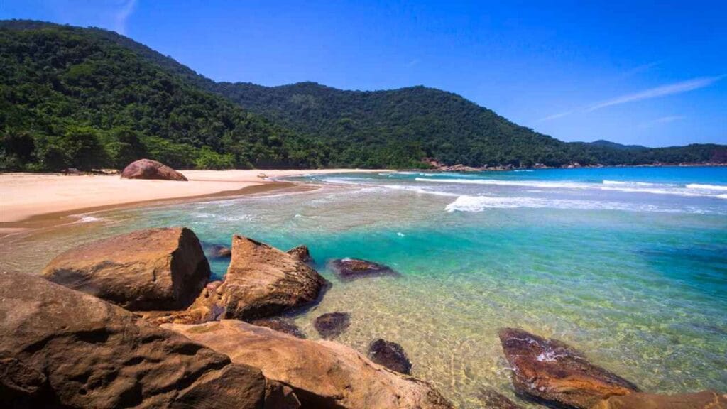 A praia escondida de Paraty que parece saída do Caribe (Praia de Antigos – Paraty)