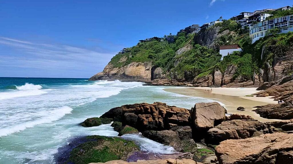 A praia escondida do Rio que faz muita gente esquecer das mais famosas (Praia da Joatinga)