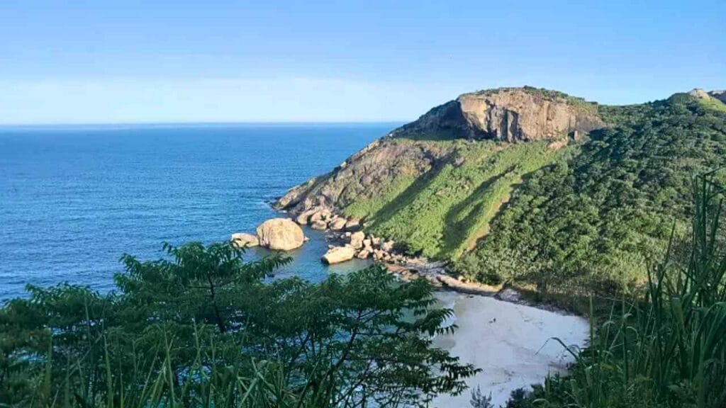 A praia escondida no Rio que muita gente nem imagina que existe (Praia do Perigoso – Rio de Janeiro)