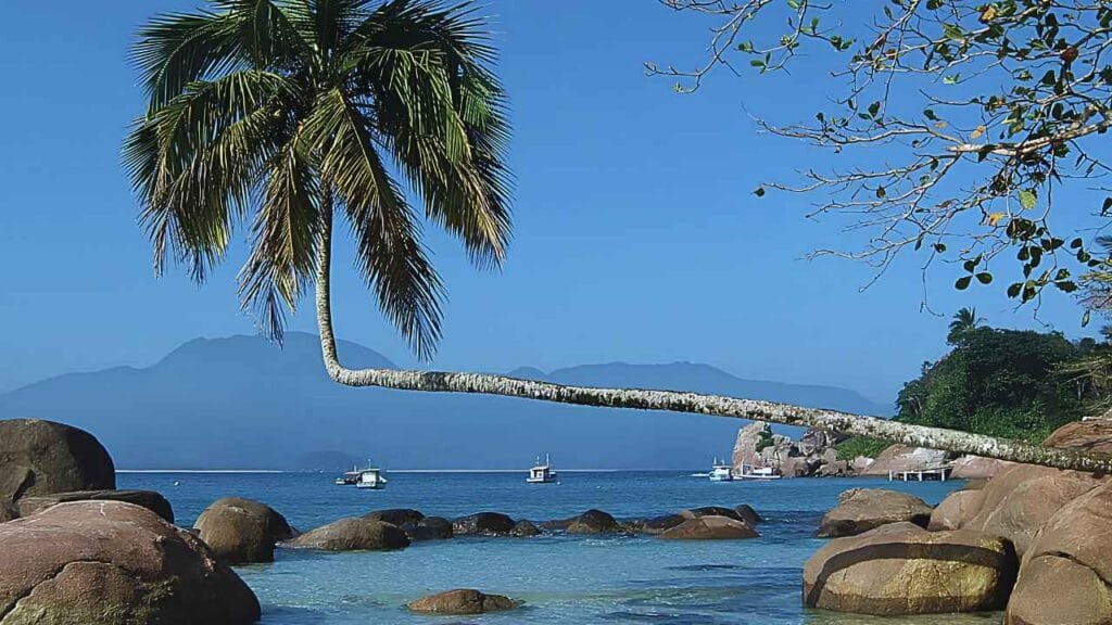 A praia quase secreta que está entre as mais bonitas do litoral brasileiro (Praia do Aventureiro – Ilha Grande)