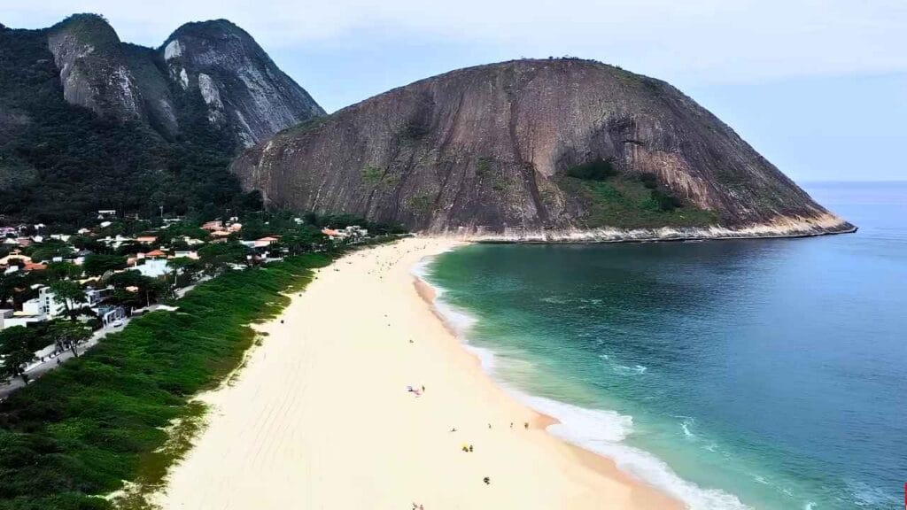 Esta praia cercada por montanhas está entre os cenários mais impressionantes do Brasil (Praia de Itacoatiara – Niterói)