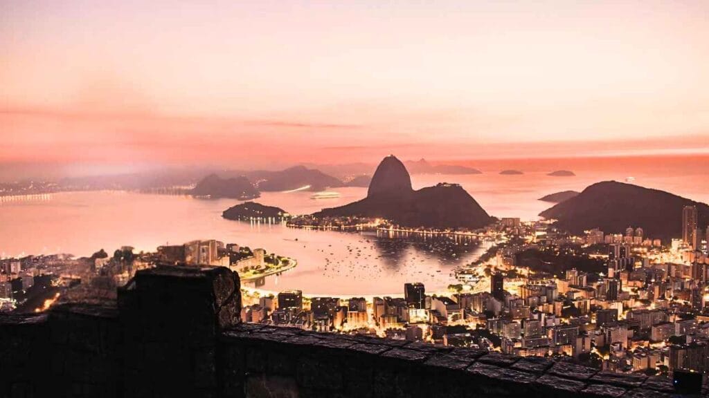 Este mirante oferece uma das vistas mais inesquecíveis do estado (Mirante Dona Marta – Rio de Janeiro)