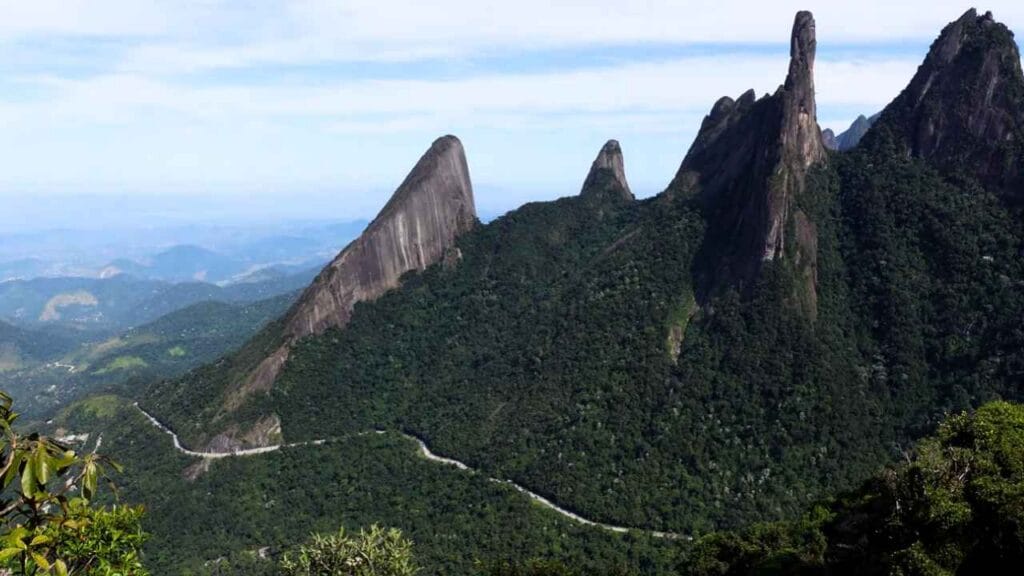 Este parque natural guarda cenários que parecem de outro país (Parque Nacional da Serra dos Órgãos – Teresópolis)