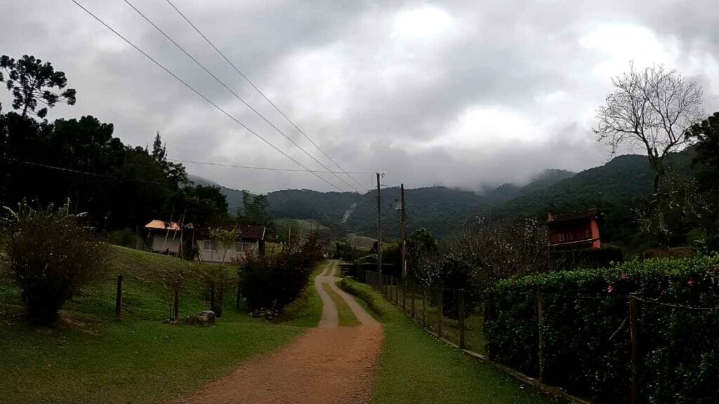 O lugar secreto entre montanhas que está chamando atenção dos viajantes (Vale do Alcantilado – Visconde de Mauá)