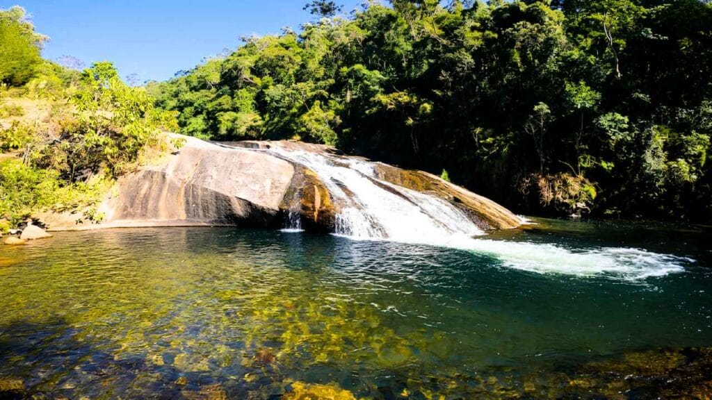 Pouca gente conhece esta cachoeira cercada pela Mata Atlântica no Rio (Cachoeira do Escorrega – Visconde de Mauá)